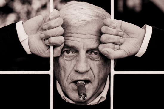 Künstlerische Schwarz-Weiß-Fotografie von Fotograf Wolfgang Irg. Das Bild zeigt Schriftsteller Arnold Stadler.